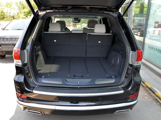 这车自带大哥光环出门可以横着走jeep大切诺基