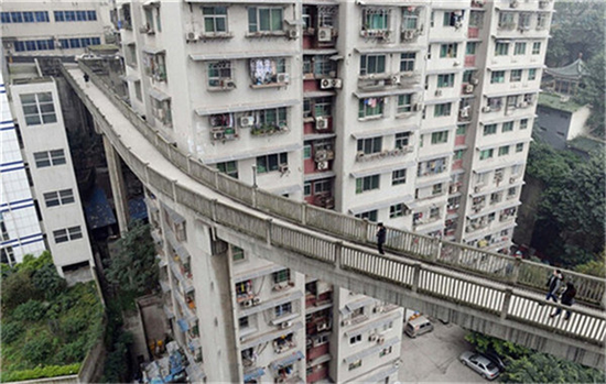 重庆真的是一个神奇之城 ,天桥在22楼马路修在楼顶