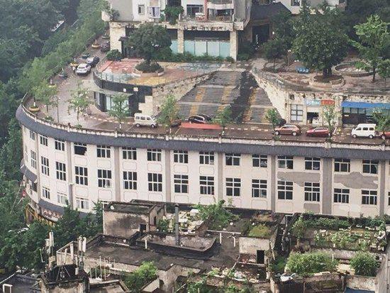 重庆真的是一个神奇之城 ,天桥在22楼马路修在楼顶