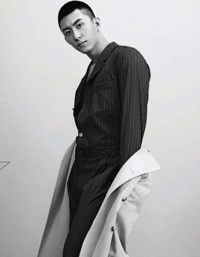 当红小鲜肉黄景瑜拍起时装来也是男人味十足的