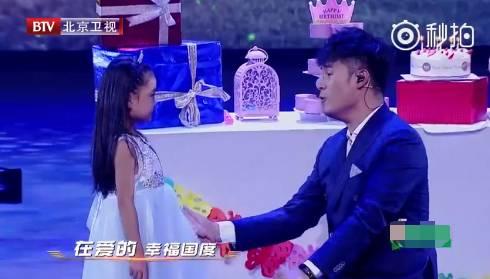 比起陈赫的好爸爸人设,张子萱完全是未婚少女人设!
