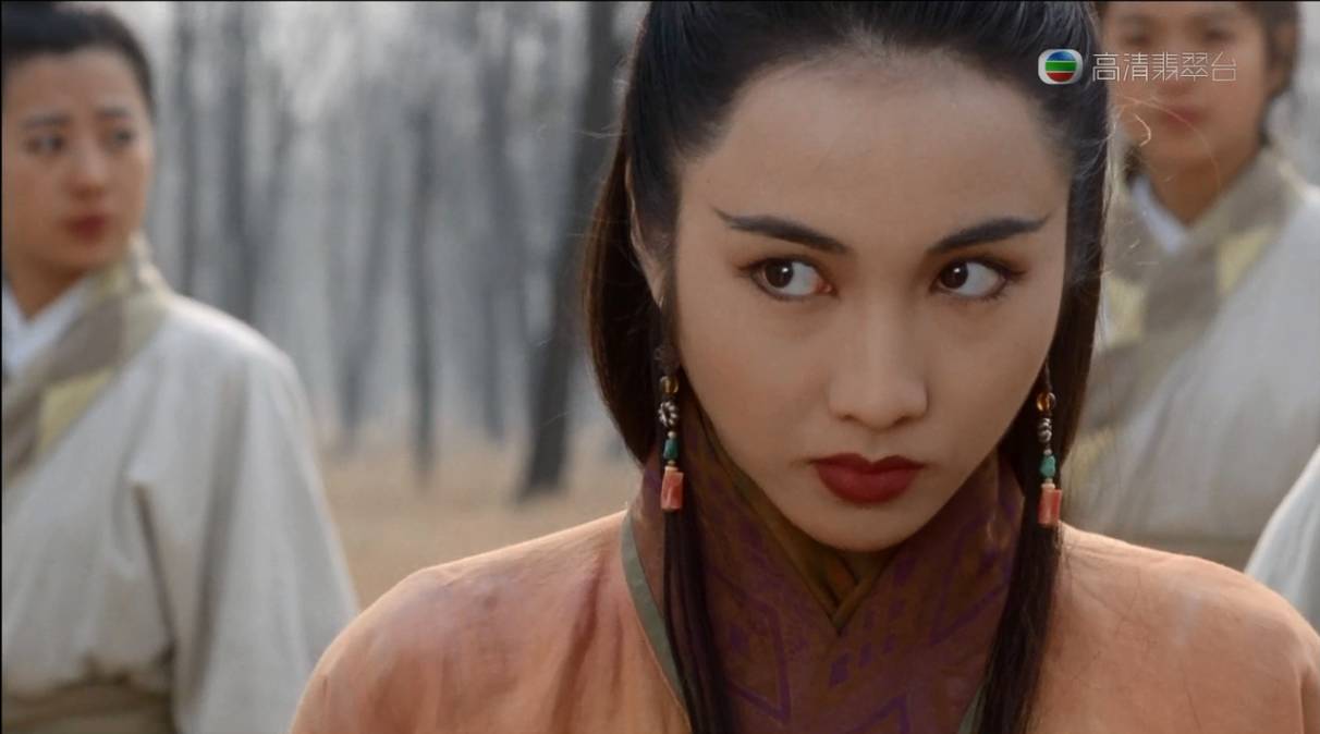 赵敏的出场除了她一举擒拿六大派群雄的聪慧多谋之外,贵为郡主的她