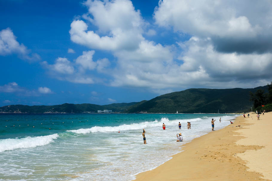 三亚亚龙湾海边浪花里欢乐的红色比基尼