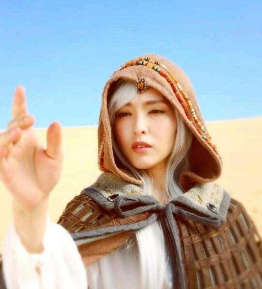 唐嫣在沙漠中孤行白发惊艳,女星在沙漠中都怎么拍?