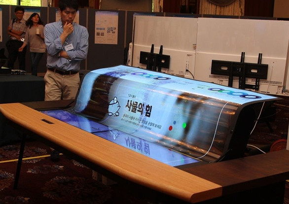 lg展示全球最大柔性透明oled显示屏 可用作广告牌