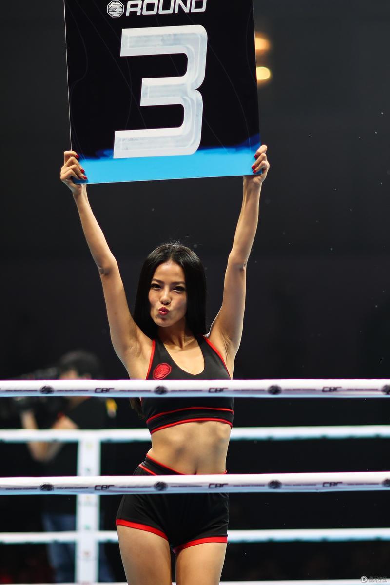 刘晓华,作为拳击中的举牌女郎,是不可取却少的焦点,自从第一在世界