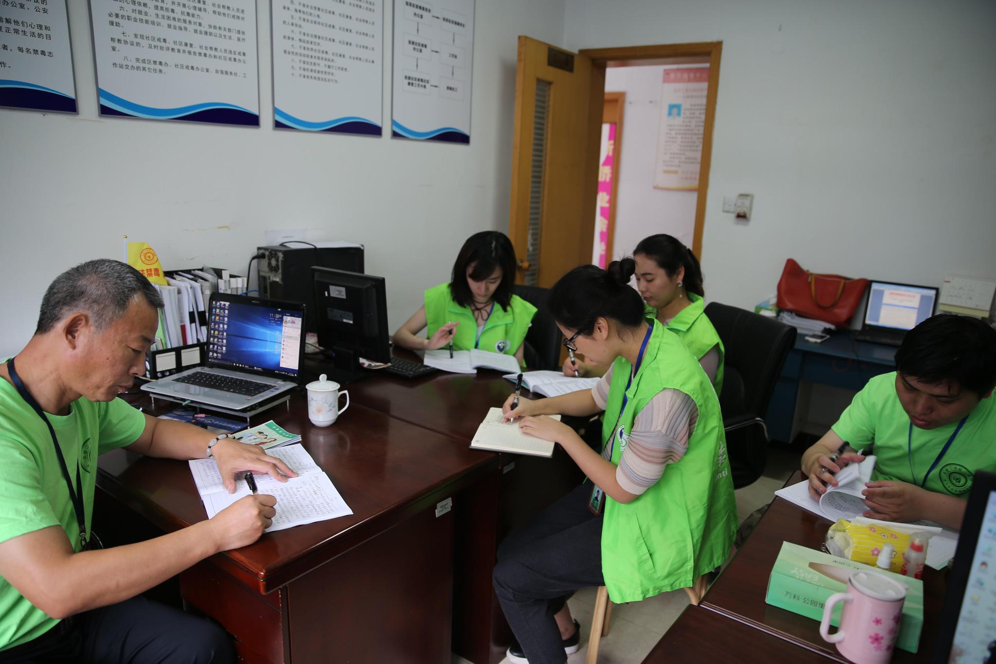 原创图片故事:摄影师全程跟拍苏州禁毒社工的