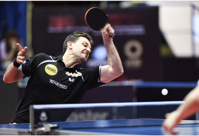 6月25日,波尔在比赛中发球.