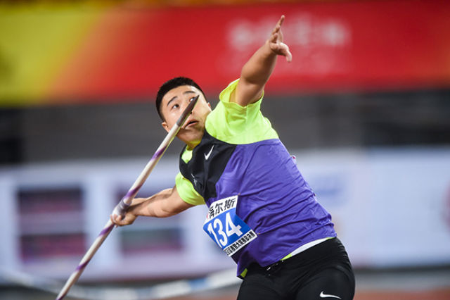 6月26日,福建队选手王乌品(中),浙江队选手王蓉(左)和广东队选手饶帆