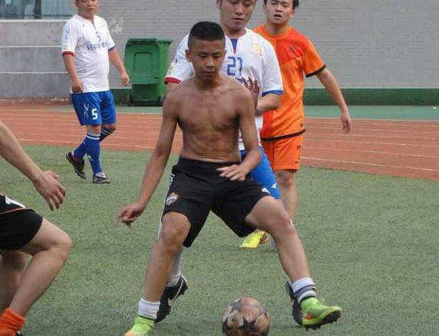 中国混血足球天才拒绝入俄罗斯籍,认定自己是