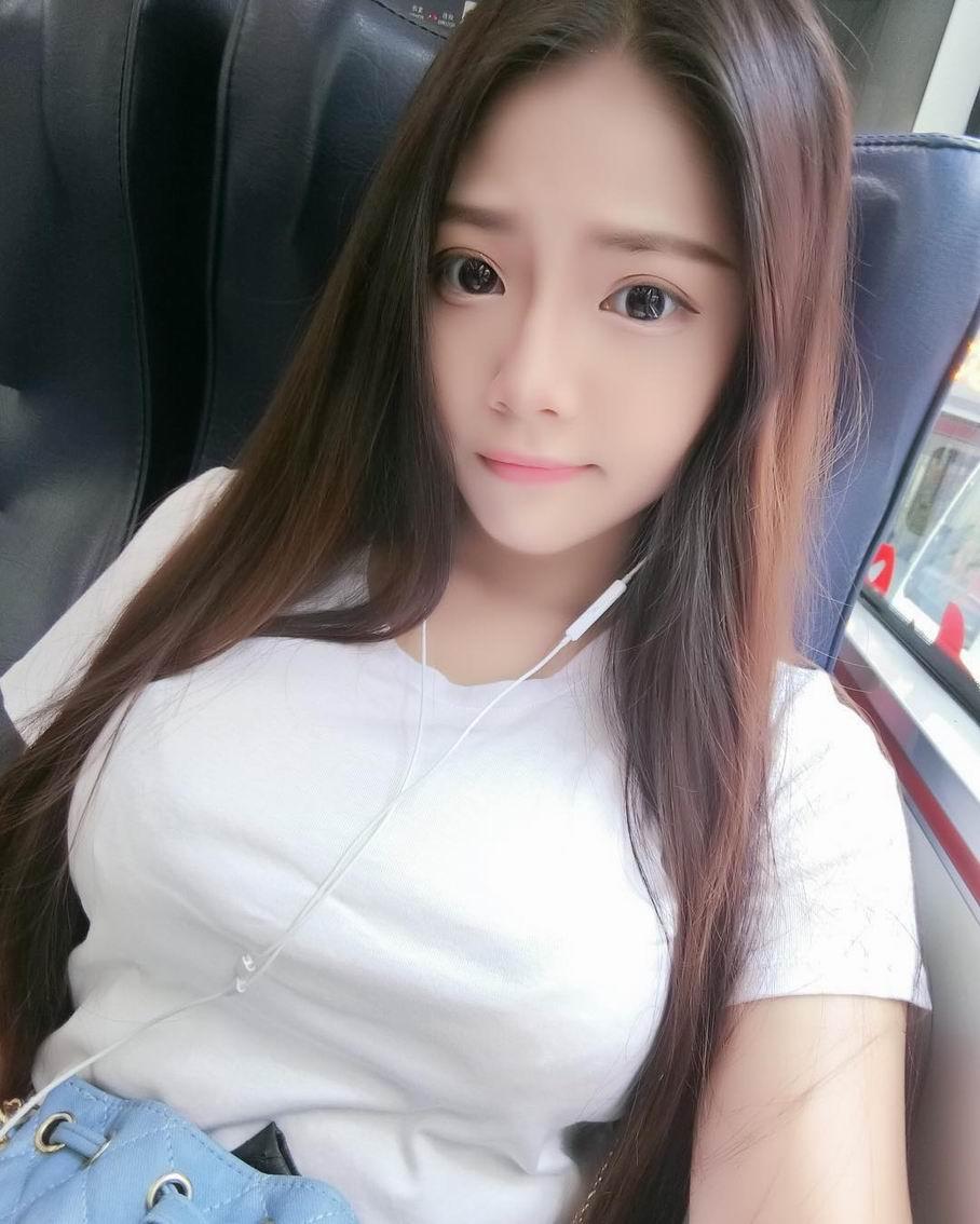 胸太大了自拍要注意啊要不放桌上再拍