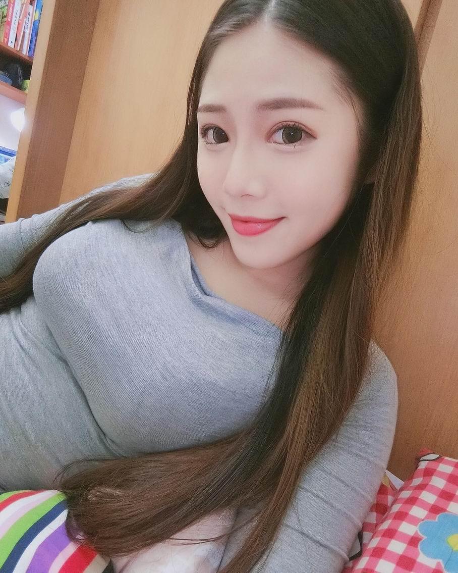 胸太大了自拍要注意啊要不放桌上再拍