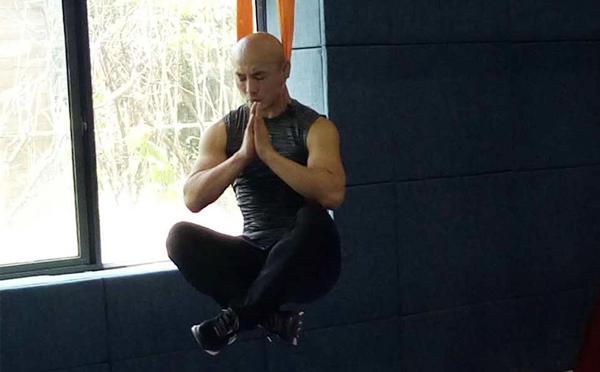 武僧一龙秀最强肌肉倒挂大树乘凉,网友:喷子都闭嘴