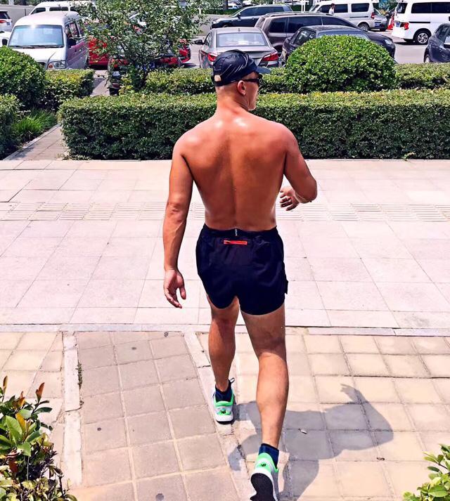 武僧一龙秀最强肌肉倒挂大树乘凉,网友:喷子都闭嘴