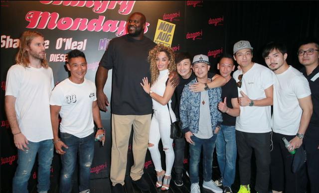 nba球星香港行,保罗甜瓜秀球技,他不打球做起了dj