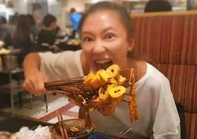 明星其实也爱撸串！毕竟美食不可辜负