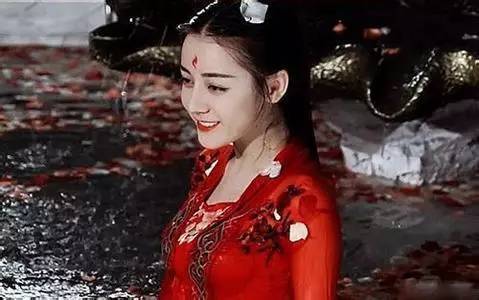 热巴登上韩国电视台,主持人看到她第一眼反应亮了