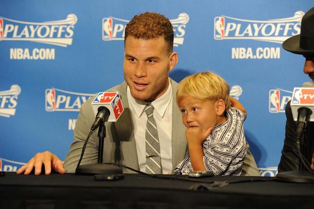 格林芬儿子首次亮相发布会,金发小格里芬萌萌哒