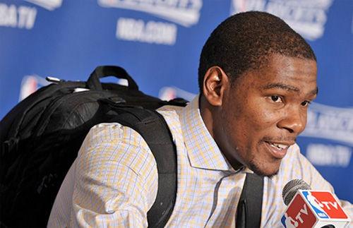 姚明上学,7尺大汉背粉色书包