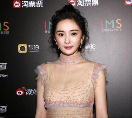 杨幂胸部太丰满难怪刘恺威爱不停