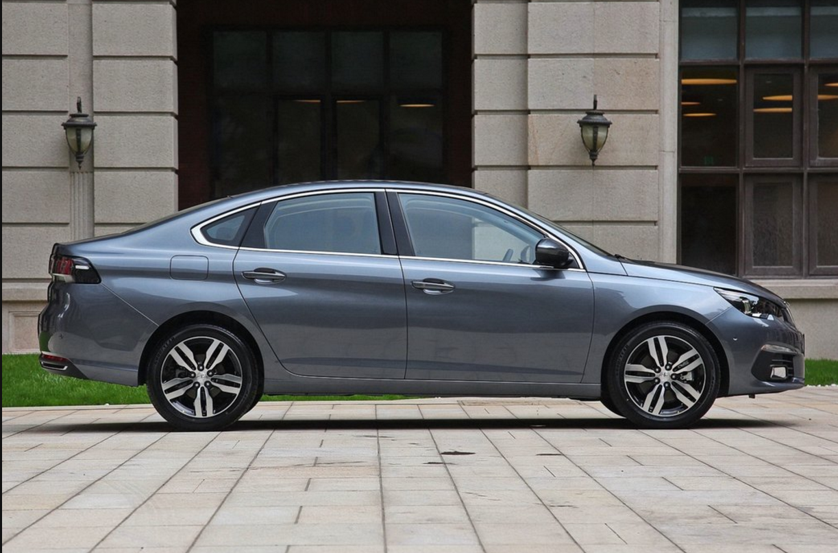 第三款车就是东风标致308,狮子眼睛大灯,狮子爪子尾巴.