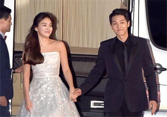 宋慧乔宋仲基宣布婚讯!明星催婚还得靠偷拍?