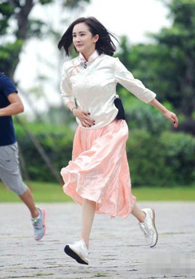杨幂参加跑男出场时候穿的是民国旗袍,造型太美跑起来却不方便,一手