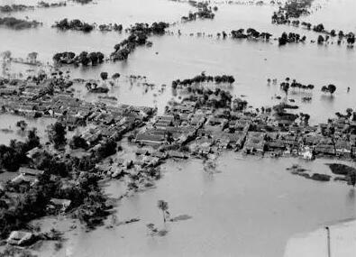 一场洪灾,当时由于救援设备落后以及人力经济不足,许多灾民都死于洪水