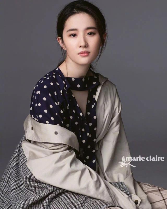 刘亦菲懒理干爹绯闻,晒杂志照美炸天,粉丝:高仿脸请不要再蹭热度!