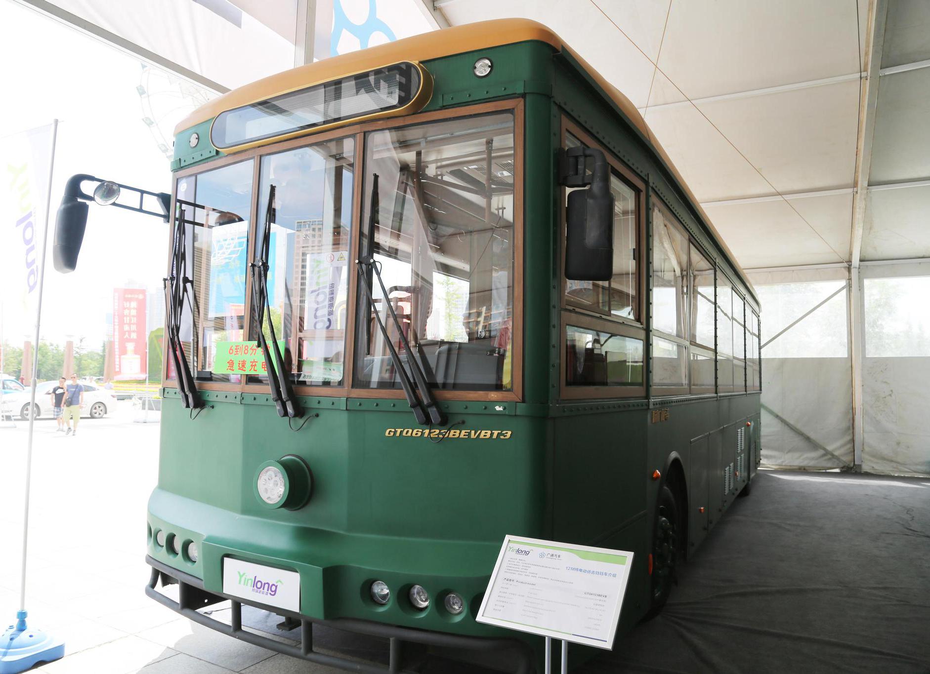 偶遇仿古铛铛车,满满的怀旧复古风情!