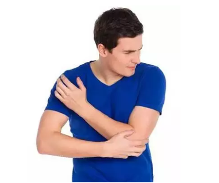 蚊虫喜欢弱光，不喜欢全暗或强光。深色衣服反射的光线较弱