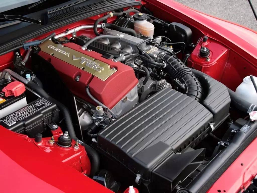 它最为人称道的是搭载自然吸气发动机之王——红顶f20c发动机,这是一