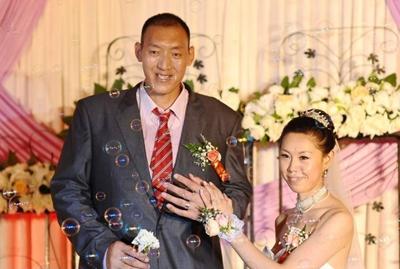 和身高2米36的巨人孙明明结婚生活,1米87妻子这么回答