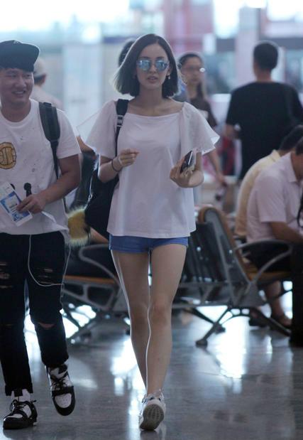 刘亦菲的走路姿势是典型的女小资姿势,步履轻盈,目视前方,小步缓缓