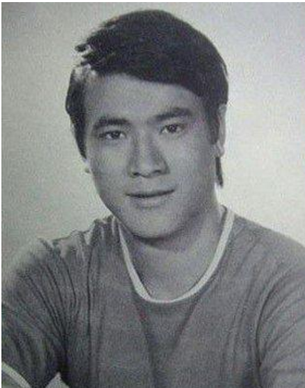 据悉,这主要跟李修贤的童年生活有关,小时候他和家人住在贫民区,几乎