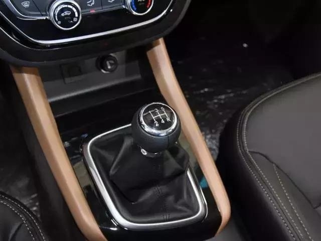 带电动滑门，油耗4毛，配双人床，6万实力超宝骏730