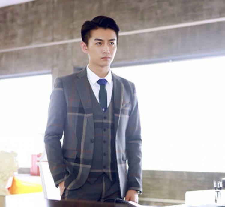 你们品一品从形象上来看,陈晓的颜值没话说,西装造型也足够帅候补一