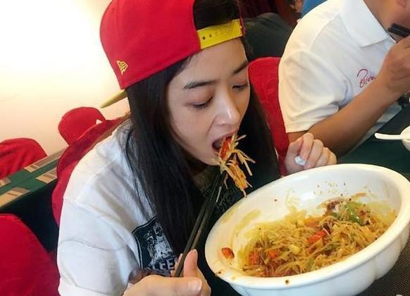 吃面的贾玲,我的天呐,这么一大盒面,这么多的菜,还有汤和啤酒,贾玲啊