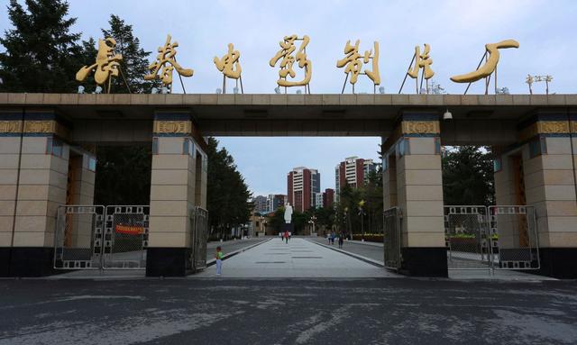 值得一提的是长影是中国首家电影制片厂,可以说相当于老前辈一般,而从