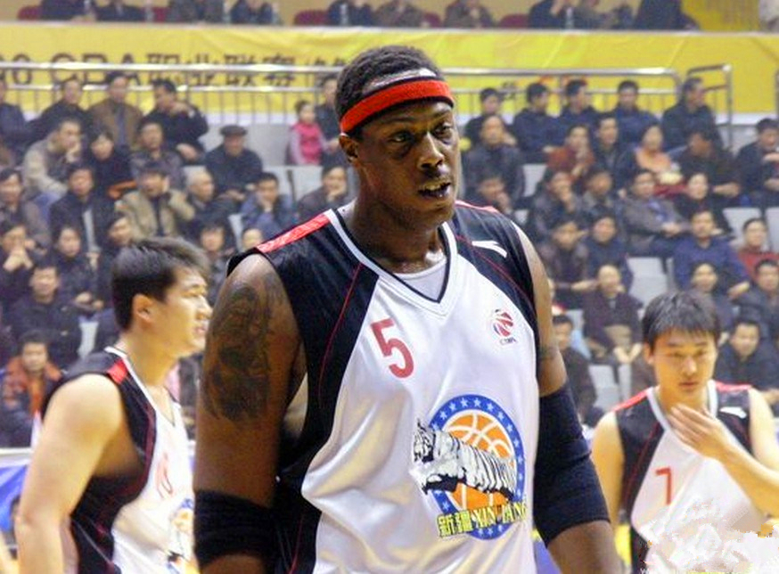 洛伦索科尔曼,很多cba球迷一定对他还有印象,2003年,这名美国小伙加盟