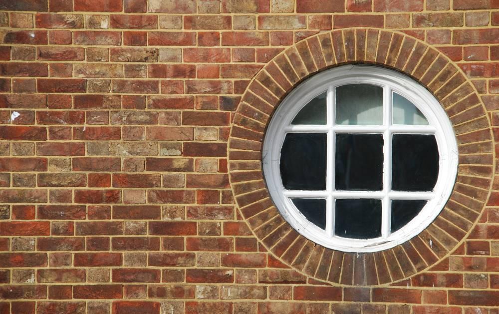 这是因为相较于长方形等形状的窗户来说,圆形的窗户没有那些锋利的窗