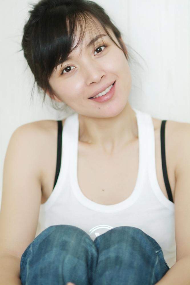 为何41岁靳东会爱上二婚的李佳?看完她的照片就懂了