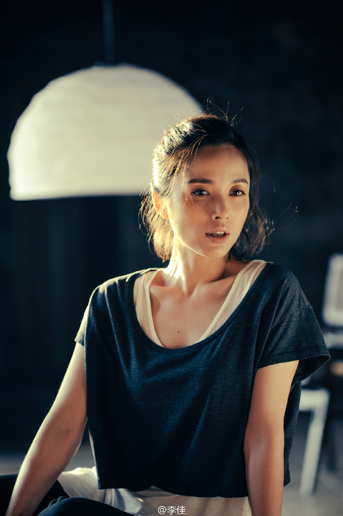 为何41岁靳东会爱上二婚的李佳?看完她的照片就懂了