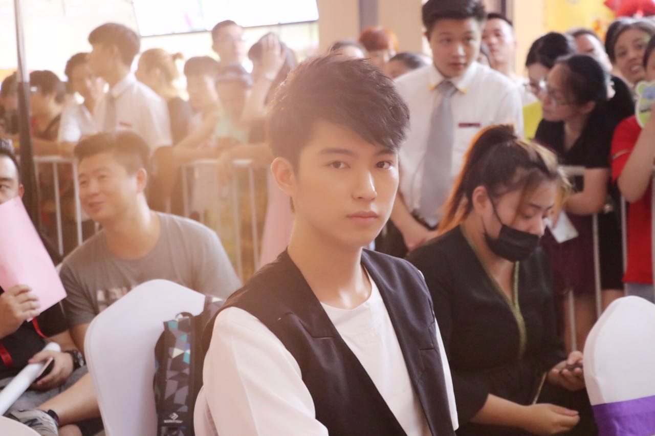 人气小生左溢亮相杭州 鼓励素人歌手为梦想而唱_新浪看点