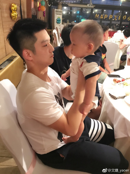 樊振东撩妹抱娃,许昕不跟娇妻去日本