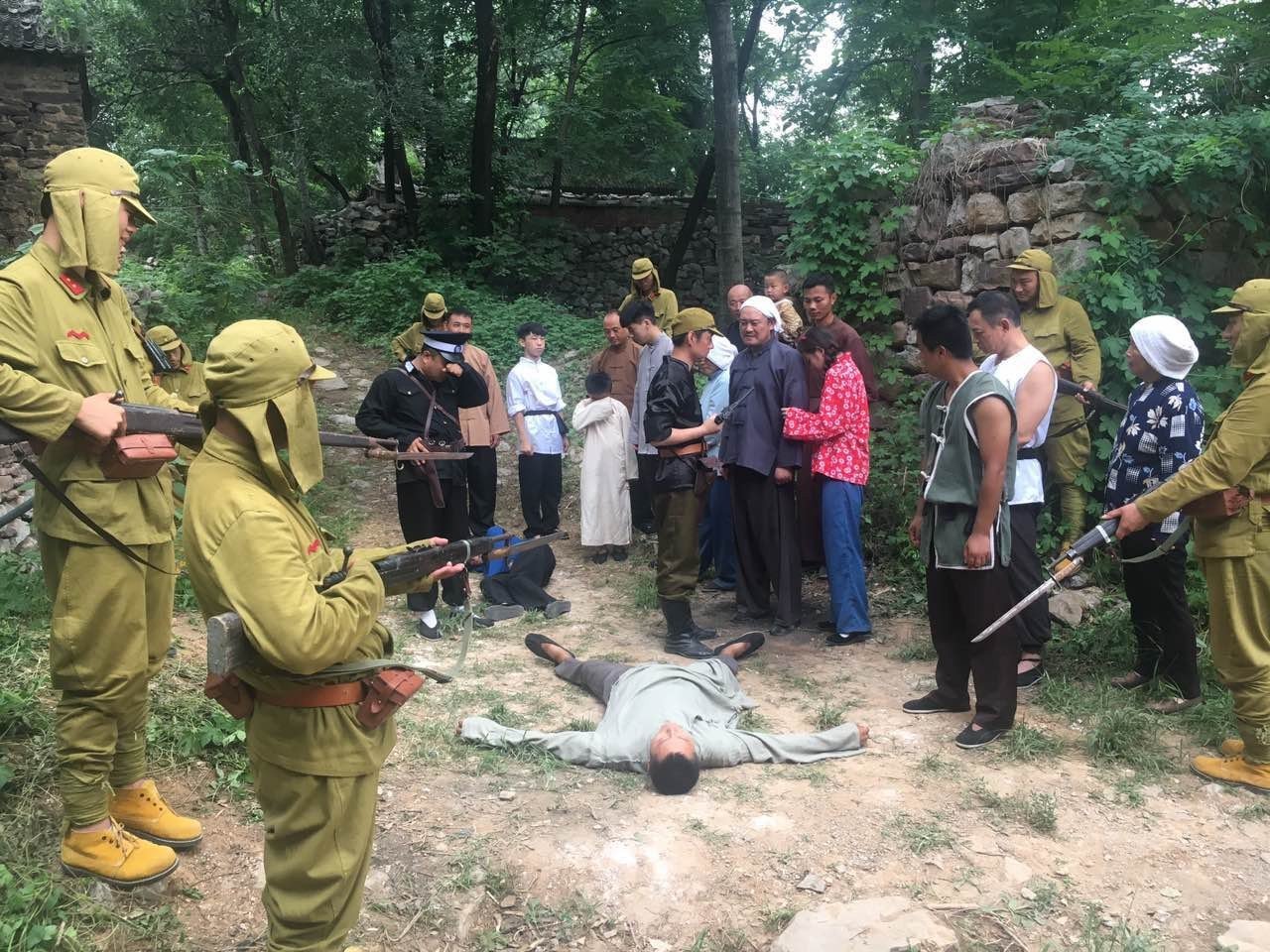 大咖齐聚喜剧电影《鬼子进村》新乡辉县热拍