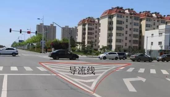 按照法规,导流线也是禁止标线指示的一种,表示车辆必须按规定的线路