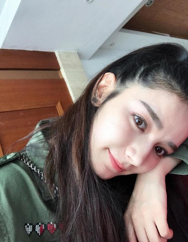 代斯写真难道这是在卖萌吗?代斯写真脖子上的黑线圈真的很搭配呢!