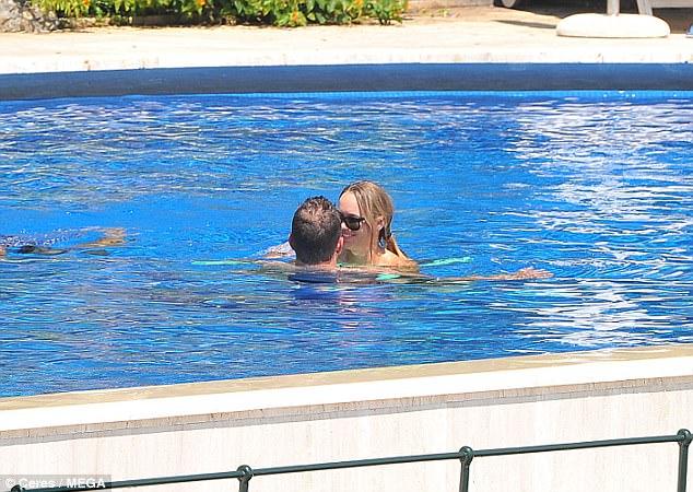 大卫-李与网坛美女泳池内公开亲吻 金童玉女令人羡慕