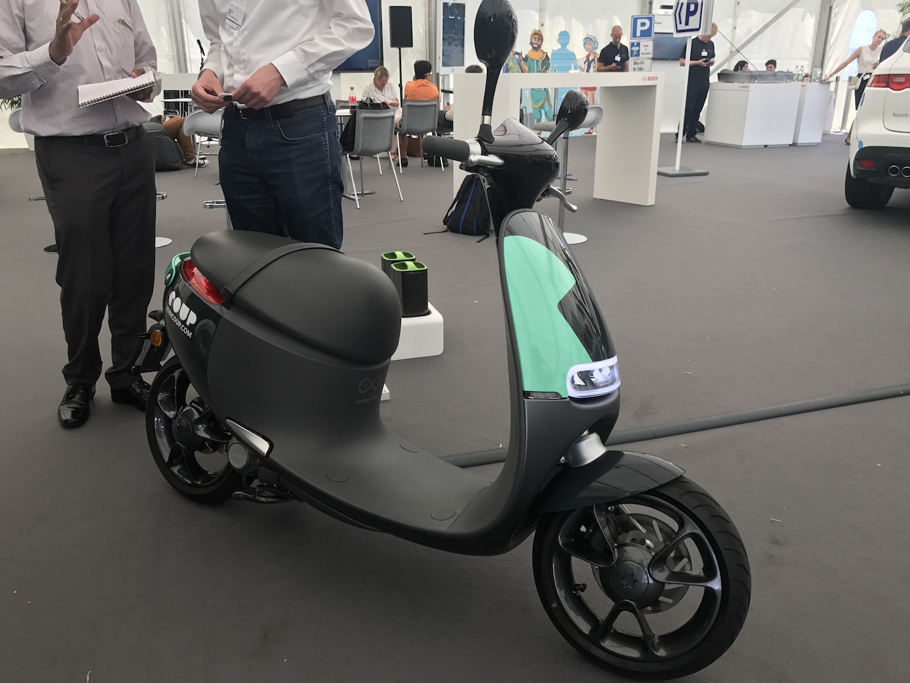 gogoro 电动车,只不过这次是为了展示博世推出的 coup 两轮电动车共享